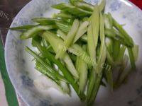 简单的素炒芹菜做法图解2)