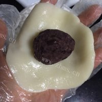 自制红豆冰皮月饼做法图解8)