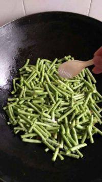 家常的豆角炒肉丝做法图解8)