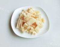 美味的秋藕炖牛腩做法图解4)