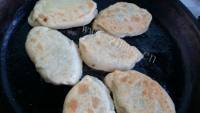 美味佳肴般的韭菜盒子做法图解8)