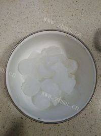 美味的凉拌海蜇蕨根粉做法图解3)
