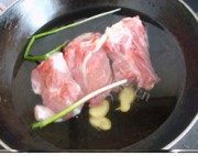 美味的棒骨莴笋汤做法图解4)