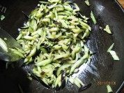家常菜干煸茄条做法图解5)