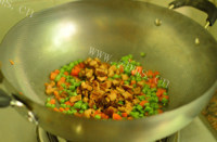 美味的香菇炒饭做法图解4)