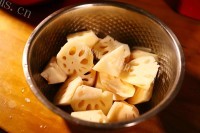美味腊猪蹄炖莲藕做法图解2)
