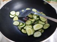 家常菜黄瓜炒豆皮做法图解2)