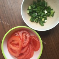 色香味浓的西红柿鸡蛋面做法图解2)