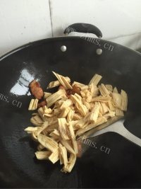 色泽鲜亮的腐竹炒肉做法图解5)