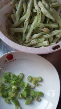 家常菜扁豆炒土豆做法图解1)