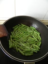 家常菜干煸四季豆做法图解8)