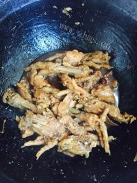 美味的红烧鸡爪做法图解6)