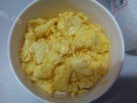 甘脆的芹菜炒鸡蛋做法图解3)