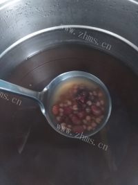 五味俱全的红豆薏米汤做法图解4)