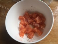 可口的榆钱三文鱼炒饭做法图解4)
