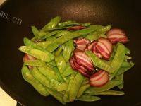家常菜腊肉炒荷兰豆做法图解6)
