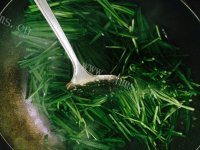 鲜美可口的韭菜炒肉丝做法图解12)