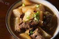 营养丰富的牛肉炖萝卜做法图解4)