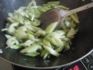 味道十足的芹菜炒肉做法图解3)