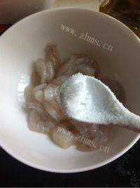 家常菜豌豆炒虾仁做法图解5)