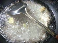 韭菜花炒鱿鱼做法图解3)