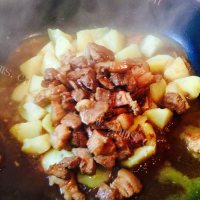 美味的猪肉焖土豆做法图解12)