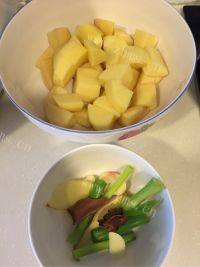 家常菜土豆炖鸡架做法图解1)
