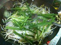 易做的豆芽炒韭菜做法图解5)