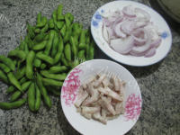 五味俱全的洋葱炒毛豆做法图解1)