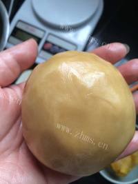 美味金丝椰黄馅月饼做法图解3)
