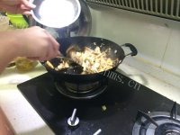 鲜美可口的小鸡炖蘑菇做法图解6)