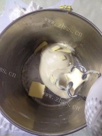 自制豆沙卷面包做法图解2)