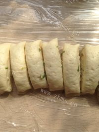 自制葱香花卷做法图解7)