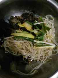 特制凉拌豆芽木耳做法图解3)