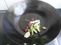 热腾腾的胡萝卜山药炖排骨做法图解4)