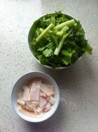 家常菜芹菜炒鱿鱼做法图解1)