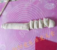 传统油盐扎碱花卷做法图解13)