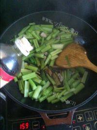 家常菜肉炒芹菜做法图解5)