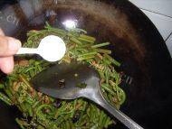 肉丝炒蕨菜做法图解10)