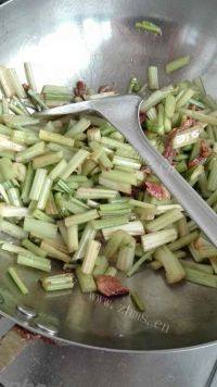 家常菜肉炒芹菜做法图解3)