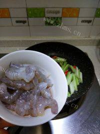咸香的银耳虾仁小炒做法图解4)