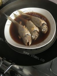 诱人的清蒸小黄鱼做法图解3)