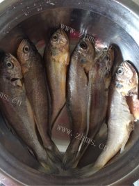 咸香椒盐黄花鱼做法图解1)