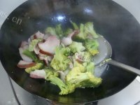 家常菜西兰花炒腊肉做法图解6)