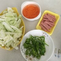 家常菜包菜炒肉丝做法图解1)