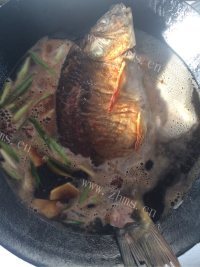 自制红烧鱼做法图解5)