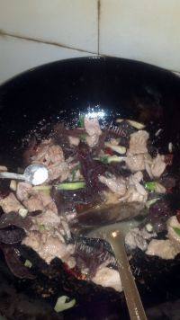 家常菜木耳炒肉片做法图解11)
