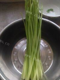 自制芹菜猪肉包做法图解1)