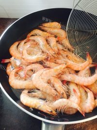 美味的白灼沙虾做法图解2)