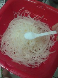 好吃不腻的油泼萝卜丝做法图解2)